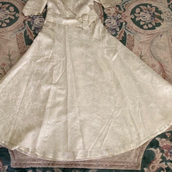 Vintage Ivory Satin Wedding Gown - Picture 14 of 16